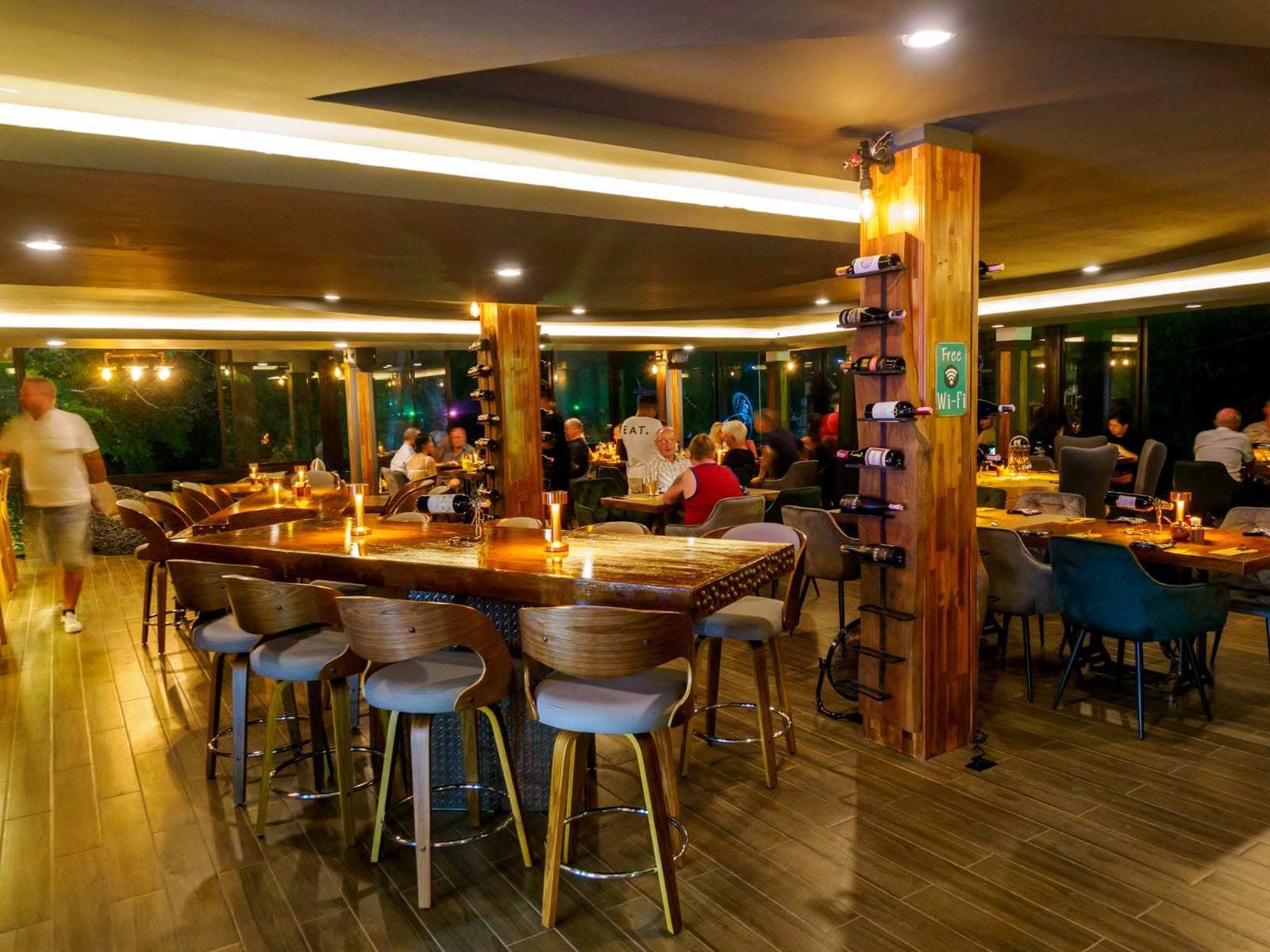 Real EAT Bar & Grill restaurant evening atmosphere