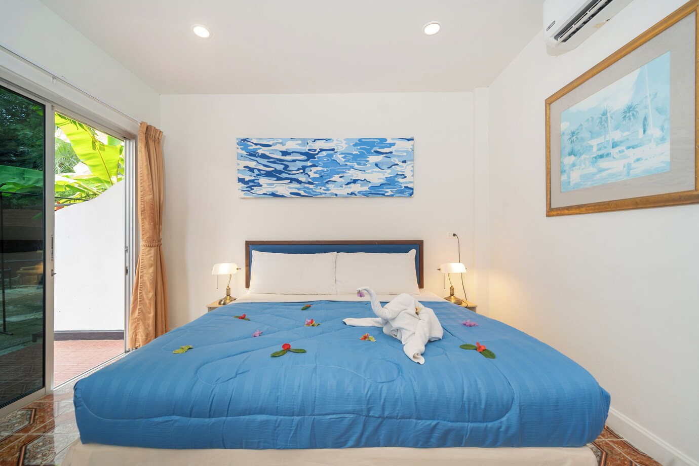 Photograph of a double-bed guest room at the Oceanview property